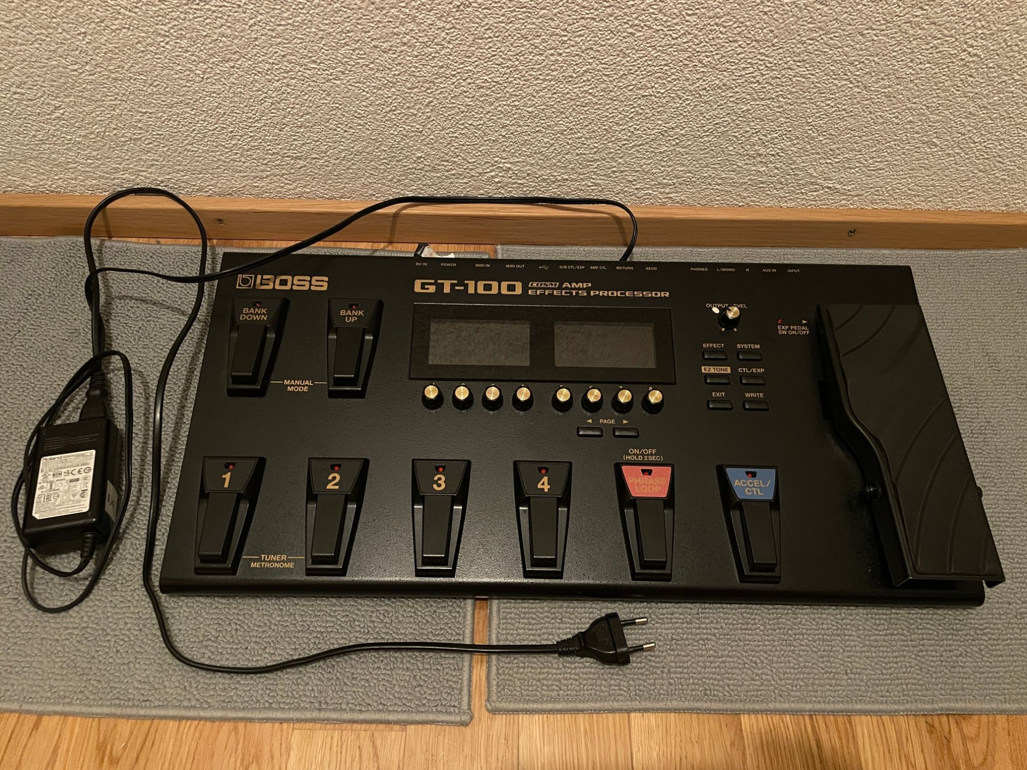 BOSS GT-100 Guitar Effects Processor in 4054 Basel