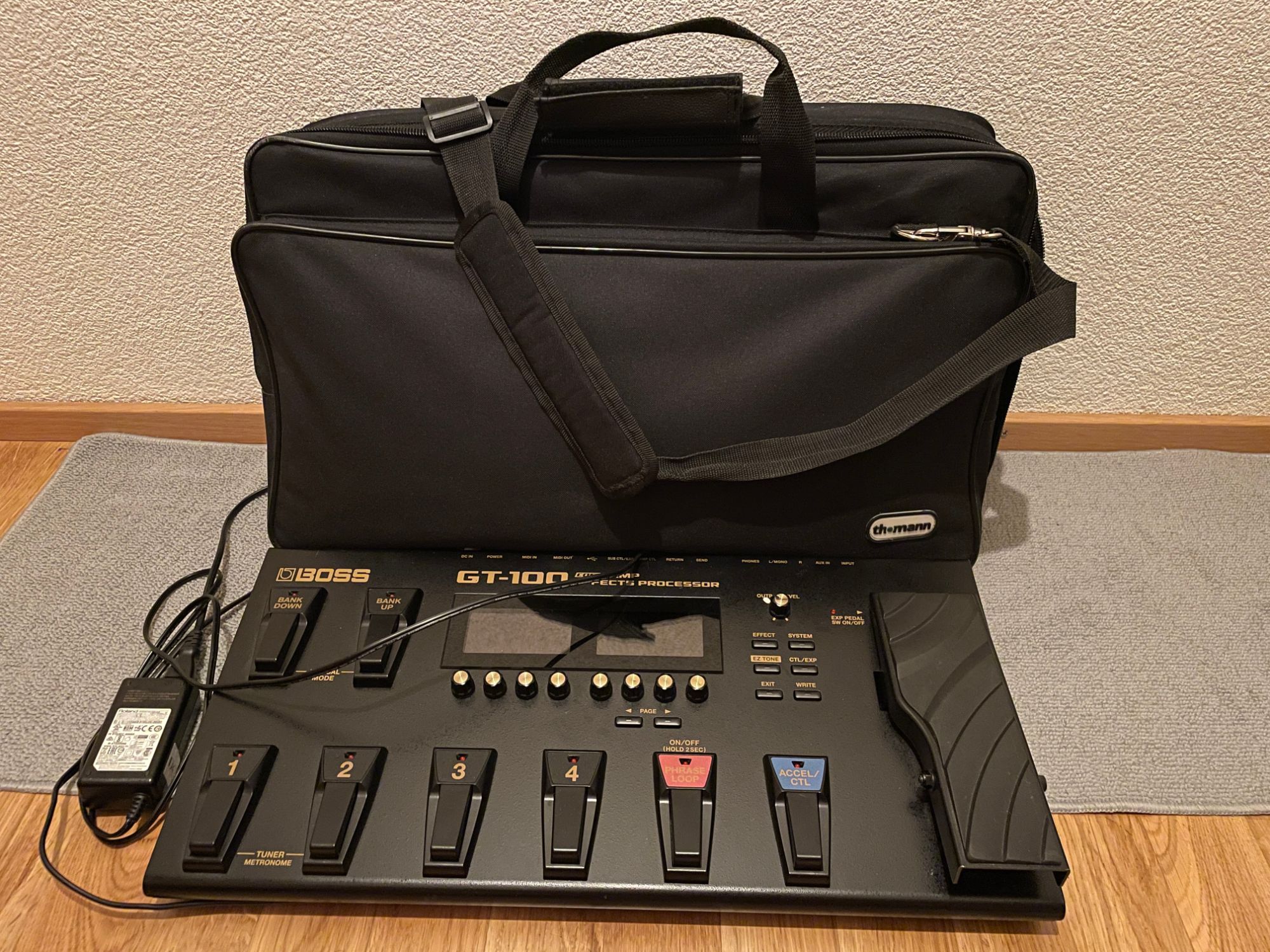 BOSS GT-100 Guitar Effects Processor — Bild 2 von 3